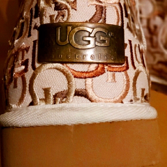 ***SOLD*** NEW UGG Boots - **Special Edition** ❤ - Picture 3 of 6